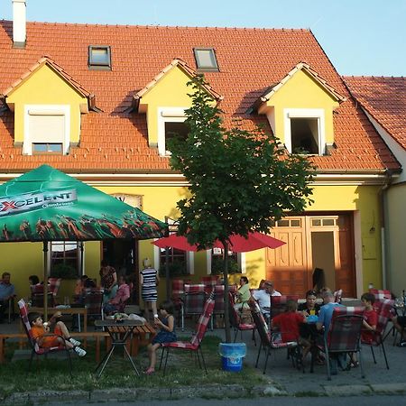 Alva Pension 2 Микулов Экстерьер фото